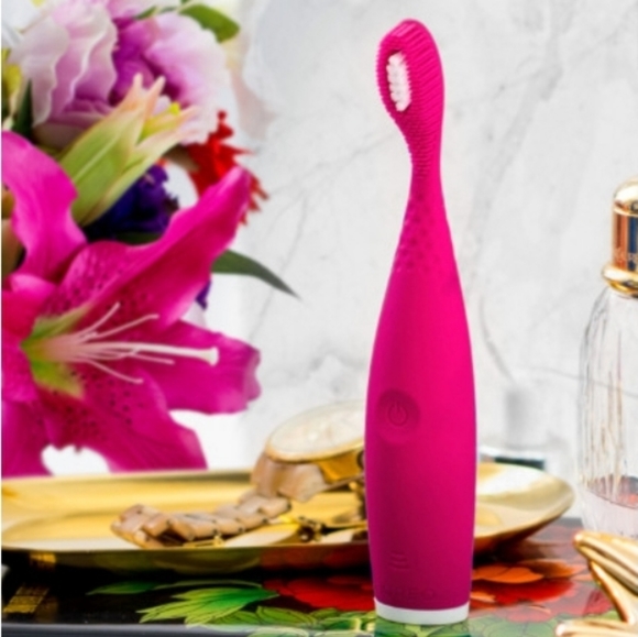 FOREO: ISSA play in Wild Strawberry - Picture 2 of 3